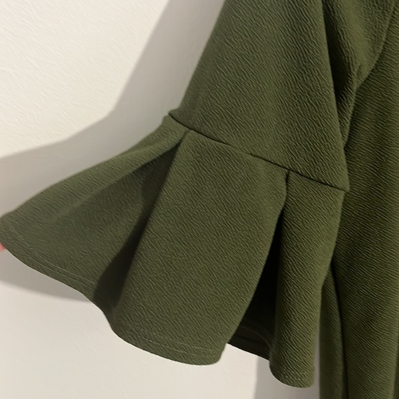 Bell sleeve, green blouse, size large - Picture 3 of 4